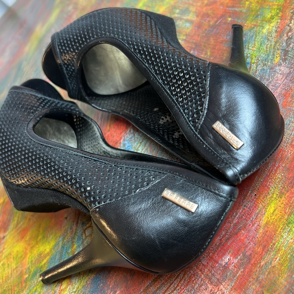 Gianfranco Ferre perforated open peep toe heel 4.5" black Sz. 39 pumps leather - Picture 12 of 17